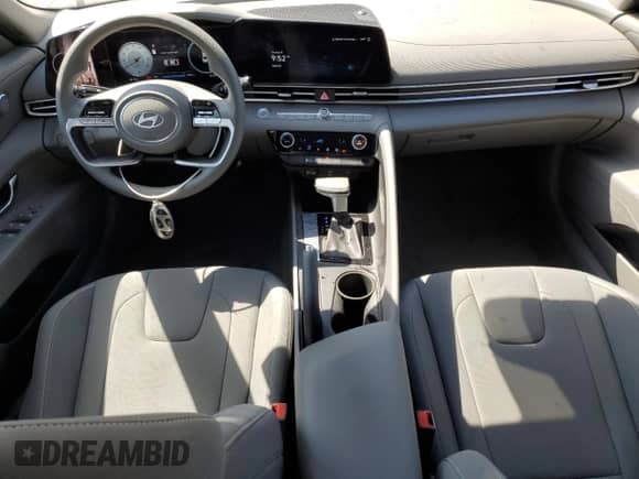 2024 Hyundai Elantra SEL z VIN KMHLM4DG3RU777449, wystawiony jako Copart lot #70378435 z przebiegiem 26 330 mil mil oraz Szkoda całkowita • Salvage title. Historia ofert i sprzedaży dostępna na DreamBid. Obrazek 8.