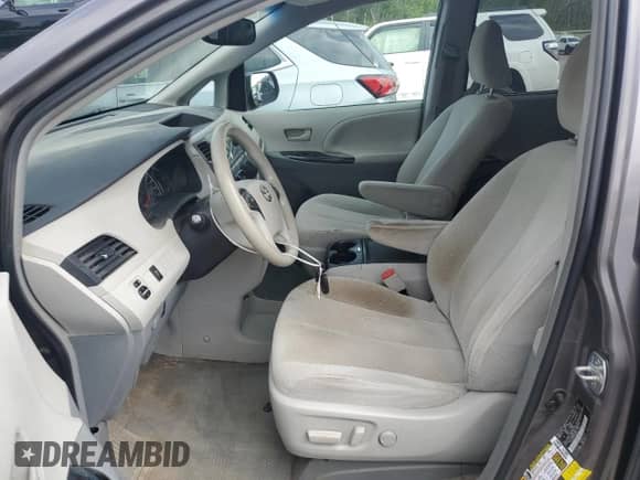 2014 Toyota Sienna LE z VIN 5TDJK3DC8ES093259, wystawiony jako Copart lot #63792635 z przebiegiem 226 271 mil mil oraz Szkoda całkowita • Salvage title. Historia ofert i sprzedaży dostępna na DreamBid. Obrazek 7.