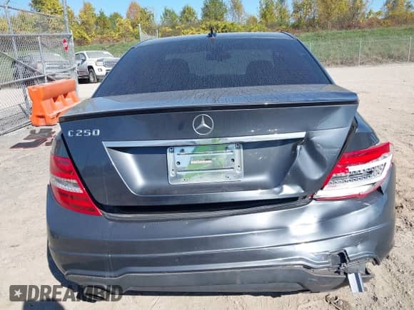 2014 Mercedes-Benz C 250 Sport z VIN WDDGF4HB2EG230394, wystawiony jako IAAI lot #43367403 z przebiegiem 97 860 mil mil oraz . Historia ofert i sprzedaży dostępna na DreamBid. Obrazek 16.