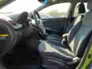 2013 Hyundai Accent SE z VIN KMHCU5AE7DU066032, wystawiony jako Copart lot #66413665 z przebiegiem 158 482 mil mil oraz Czysty tytuł • Clean title. Historia ofert i sprzedaży dostępna na DreamBid. Obrazek 7.