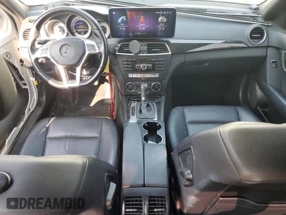 2013 Mercedes-Benz C 300 Luxury z VIN WDDGF8ABXDA751673, wystawiony jako Copart lot #68739465 z przebiegiem 211 703 mil mil oraz Czysty tytuł • Clean title. Historia ofert i sprzedaży dostępna na DreamBid. Obrazek 8.