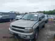 2005 Chevrolet TrailBlazer LT z VIN 1GNET16S456164357, wystawiony jako IAAI lot #43336817 z przebiegiem 150 590 mil mil oraz . Historia ofert i sprzedaży dostępna na DreamBid. Obrazek 6.