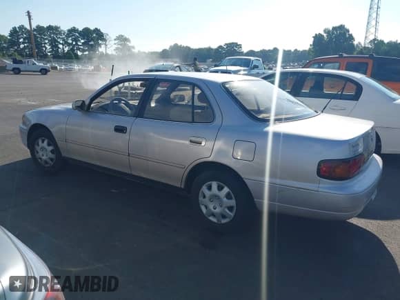 1995 Toyota Camry LE z VIN 4T1SK12E8SU648565, wystawiony jako IAAI lot #42715929 z przebiegiem 230 782 mil mil oraz . Historia ofert i sprzedaży dostępna na DreamBid. Obrazek 3.