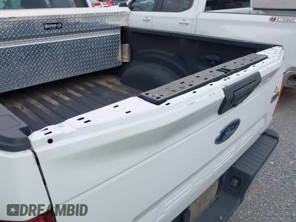 2018 Ford F-150 XLT with VIN 1FTEX1EP0JKE25835, listed as a IAAI auction lot 43324659 with 180,081 mi miles and . Bid and sale history available at DreamBid. Image 18.