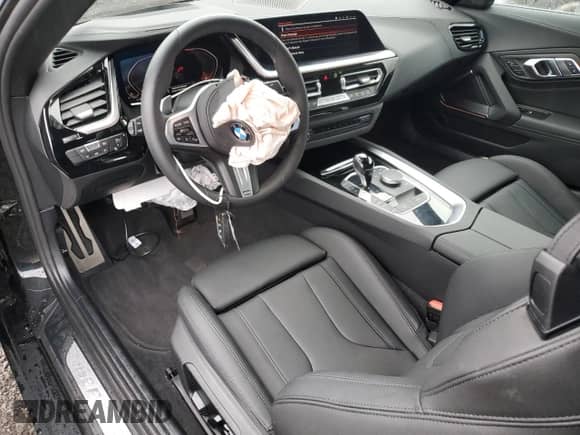 2025 BMW Z4 sDrive30i z VIN WBAHF3C06SWY43759, wystawiony jako Copart lot #52188975 z przebiegiem 1 638 mil mil oraz Szkoda całkowita • Salvage title. Historia ofert i sprzedaży dostępna na DreamBid. Obrazek 8.