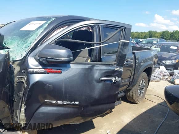 2023 Toyota Tacoma SR z VIN 3TMCZ5AN1PM575595, wystawiony jako IAAI lot #43173370 z przebiegiem 44 408 mil mil oraz . Historia ofert i sprzedaży dostępna na DreamBid. Obrazek 14.