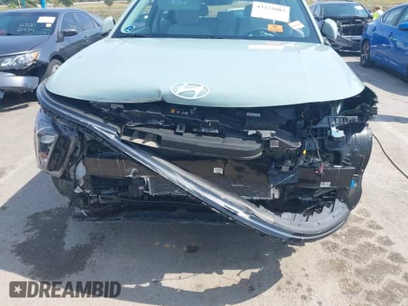 2025 Hyundai Kona SE z VIN KM8HACAB2SU260523, wystawiony jako IAAI lot #43222002 z przebiegiem 2 778 mil mil oraz . Historia ofert i sprzedaży dostępna na DreamBid. Obrazek 6.