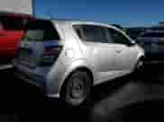 2020 Chevrolet Sonic LT z VIN 1G1JG6SB3L4131673, wystawiony jako Copart lot #85549805 z przebiegiem 99 999 mil mil oraz Czysty tytuł • Clean title. Historia ofert i sprzedaży dostępna na DreamBid. Obrazek 3.