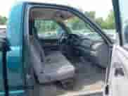 1998 Dodge 1500 z VIN 1B7HF16Y3WS755905, wystawiony jako IAAI lot #42492353 z przebiegiem 142 102 mil mil oraz . Historia ofert i sprzedaży dostępna na DreamBid. Obrazek 5.