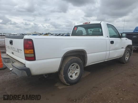 2002 Chevrolet Silverado 1500 z VIN 1GCEC14W32Z142164, wystawiony jako Copart lot #58081025 z przebiegiem 162 501 mil mil oraz Szkoda całkowita • Salvage title. Historia ofert i sprzedaży dostępna na DreamBid. Obrazek 3.