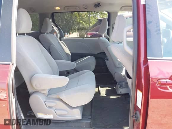 2018 Toyota Sienna LE z VIN 5TDJZ3DC9JS202902, wystawiony jako IAAI lot #43373131 z przebiegiem 145 490 mil mil oraz . Historia ofert i sprzedaży dostępna na DreamBid. Obrazek 8.