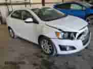 2014 Chevrolet Sonic LT z VIN 1G1JC5SH8E4135442, wystawiony jako Copart lot #81111945 z przebiegiem 127 320 mil mil oraz Szkoda całkowita • Salvage title. Historia ofert i sprzedaży dostępna na DreamBid. Obrazek 4.