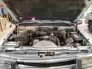 1998 Chevrolet Tahoe z VIN 1GNEK13R7WJ375653, wystawiony jako Copart lot #55576565 z przebiegiem 140 169 mil mil oraz Czysty tytuł • Clean title. Historia ofert i sprzedaży dostępna na DreamBid. Obrazek 11.