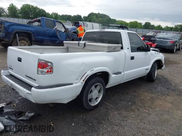 1998 Chevrolet S-10 LS с VIN 1GCCS14X8W8161937, выставлен на аукционе IAAI как лот 42358773 с пробегом 266 068 миль миль и . История ставок и продаж доступна на DreamBid. Изображение 4.