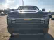 2020 Chevrolet Silverado 2500HD High Country z VIN 1GC4YREY4LF165984, wystawiony jako Copart lot #58317565 z przebiegiem Nie podano mil oraz Nie do naprawy • Non repairable. Historia ofert i sprzedaży dostępna na DreamBid. Obrazek 5.