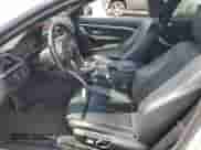 2017 BMW 4 Series 430i xDrive z VIN WBA4R9C55HK680896, wystawiony jako Copart lot #57622395 z przebiegiem 59 489 mil mil oraz Szkoda całkowita • Salvage title. Historia ofert i sprzedaży dostępna na DreamBid. Obrazek 7.