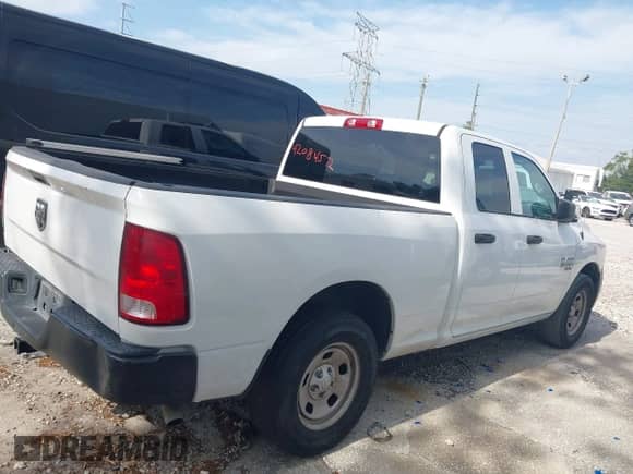 2020 Ram 1500 Tradesman z VIN 1C6RR6FGXLS117749, wystawiony jako IAAI lot #42084572 z przebiegiem 137 970 mil mil oraz . Historia ofert i sprzedaży dostępna na DreamBid. Obrazek 13.