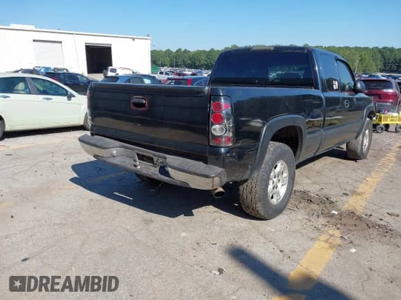 2000 Chevrolet Silverado 1500 LS z VIN 2GCEC19TXY1227986, wystawiony jako IAAI lot #43159851 z przebiegiem 300 863 mil mil oraz . Historia ofert i sprzedaży dostępna na DreamBid. Obrazek 4.