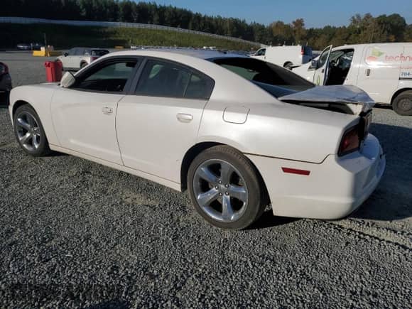 2014 Dodge Charger SXT с VIN 2C3CDXHG3EH221675, выставлен на аукционе Copart как лот 82565755 с пробегом 269 748 миль миль и Списание • Salvage title. История ставок и продаж доступна на DreamBid. Изображение 2.