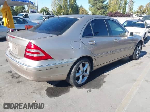 2002 Mercedes-Benz C 230/260/280/320 с VIN WDBRF64J92F233899, выставлен на аукционе IAAI как лот 43494107 с пробегом 210 310 миль миль и . История ставок и продаж доступна на DreamBid. Изображение 4.