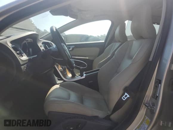 2018 Volvo S60 Inscription Platinum z VIN LYV402TM8JB157307, wystawiony jako Copart lot #81126285 z przebiegiem 95 220 mil mil oraz Szkoda całkowita • Salvage title. Historia ofert i sprzedaży dostępna na DreamBid. Obrazek 7.