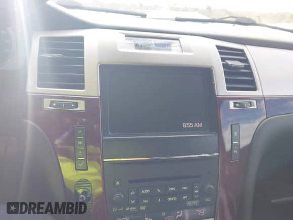 2011 Cadillac Escalade ESV Premium z VIN 1GYS4JEF5BR377335, wystawiony jako IAAI lot #41820043 z przebiegiem 181 619 mil mil oraz . Historia ofert i sprzedaży dostępna na DreamBid. Obrazek 18.