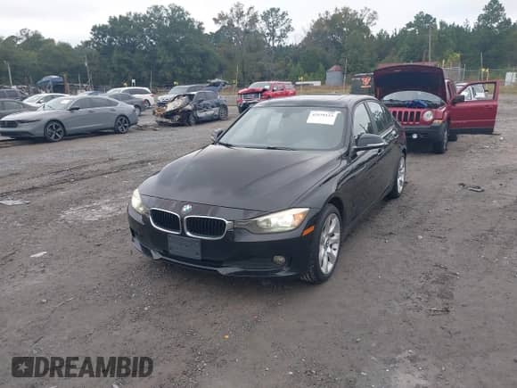 2013 BMW 3 Series 320i xDrive z VIN WBA3C3C5XDF978535, wystawiony jako IAAI lot #43579123 z przebiegiem 309 255 mil mil oraz . Historia ofert i sprzedaży dostępna na DreamBid. Obrazek 6.