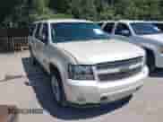 2010 Chevrolet Suburban LTZ z VIN 1GNUCKE08AR135597, wystawiony jako IAAI lot #42820767 z przebiegiem 238 163 mil mil oraz . Historia ofert i sprzedaży dostępna na DreamBid. Obrazek 1.