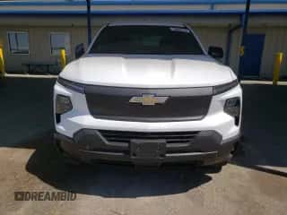 2024 Chevrolet Silverado EV Work Truck z VIN 1GC10VEL0RU201827, wystawiony jako Copart lot #62742995 z przebiegiem 36 011 mil mil oraz Czysty tytuł • Clean title. Historia ofert i sprzedaży dostępna na DreamBid. Obrazek 5.