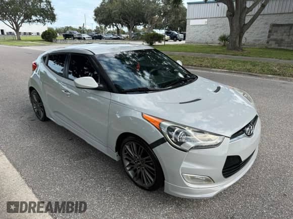 2013 Hyundai Veloster w/Black Int z VIN KMHTC6AD0DU137958, wystawiony jako Copart lot #84753465 z przebiegiem 135 718 mil mil oraz Czysty tytuł • Clean title. Historia ofert i sprzedaży dostępna na DreamBid. Obrazek 1.