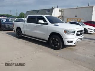 2019 Ram 1500 Big Horn z VIN 1C6SRFFT6KN699361, wystawiony jako IAAI lot #42834909 z przebiegiem 70 128 mil mil oraz . Historia ofert i sprzedaży dostępna na DreamBid. Obrazek 1.