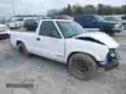 1998 Chevrolet S-10 LS z VIN 1GCCS14X1W8157860, wystawiony jako IAAI lot #40844578 z przebiegiem Nie podano mil oraz . Historia ofert i sprzedaży dostępna na DreamBid. Obrazek 1.