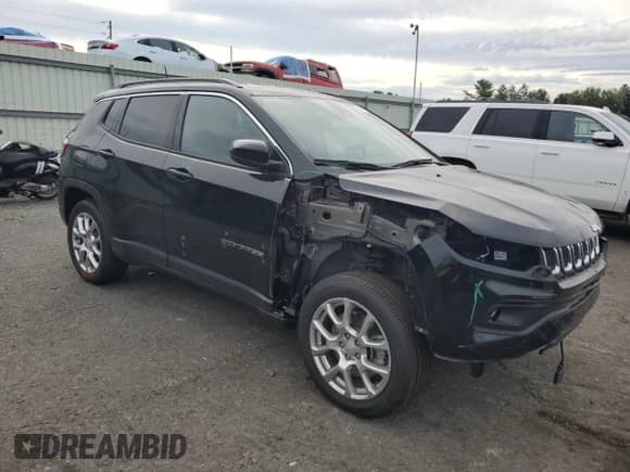 2023 Jeep Compass Latitude Lux with VIN 3C4NJDFN5PT547047, listed as a Copart auction lot 80772015 with 5,301 mi miles and Salvage title. Bid and sale history available at DreamBid. Image 4.