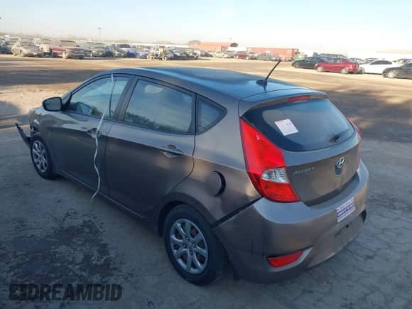 2014 Hyundai Accent GS z VIN KMHCT5AE6EU165851, wystawiony jako IAAI lot #41313636 z przebiegiem 161 054 mil mil oraz . Historia ofert i sprzedaży dostępna na DreamBid. Obrazek 3.