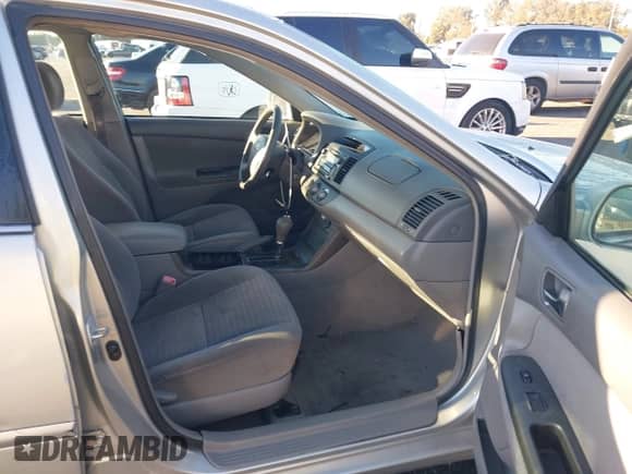 2005 Toyota Camry LE z VIN 4T1BE32K15U950325, wystawiony jako IAAI lot #43476225 z przebiegiem 172 315 mil mil oraz . Historia ofert i sprzedaży dostępna na DreamBid. Obrazek 5.