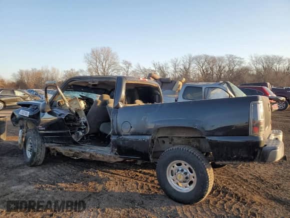 2003 Chevrolet Silverado 2500HD LT z VIN 1GCHK29133E174723, wystawiony jako Copart lot #47583165 z przebiegiem Nie podano mil oraz Szkoda całkowita • Salvage title. Historia ofert i sprzedaży dostępna na DreamBid. Obrazek 2.