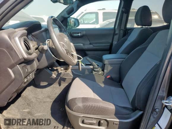 2023 Toyota Tacoma SR5 z VIN 3TMDZ5BN8PM164276, wystawiony jako Copart lot #71897075 z przebiegiem 10 600 mil mil oraz Czysty tytuł • Clean title. Historia ofert i sprzedaży dostępna na DreamBid. Obrazek 7.