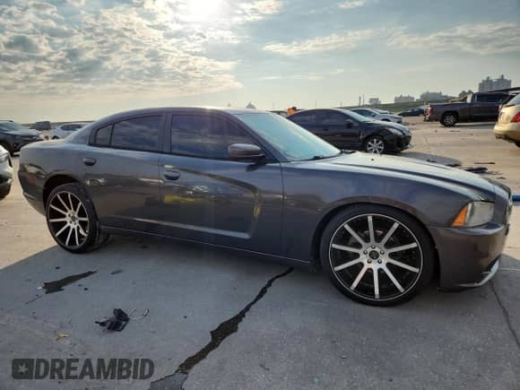 2013 Dodge Charger SE z VIN 2C3CDXBG9DH689787, wystawiony jako Copart lot #81855715 z przebiegiem 106 996 mil mil oraz Szkoda całkowita • Salvage title. Historia ofert i sprzedaży dostępna na DreamBid. Obrazek 4.