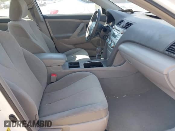 2009 Toyota Camry LE z VIN 4T1BE46K59U880088, wystawiony jako IAAI lot #43210981 z przebiegiem 63 904 mil mil oraz . Historia ofert i sprzedaży dostępna na DreamBid. Obrazek 5.