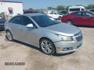 2013 Chevrolet Cruze LTZ z VIN 1G1PG5SB0D7329888, wystawiony jako IAAI lot #43374958 z przebiegiem 119 823 mil mil oraz . Historia ofert i sprzedaży dostępna na DreamBid. Obrazek 1.