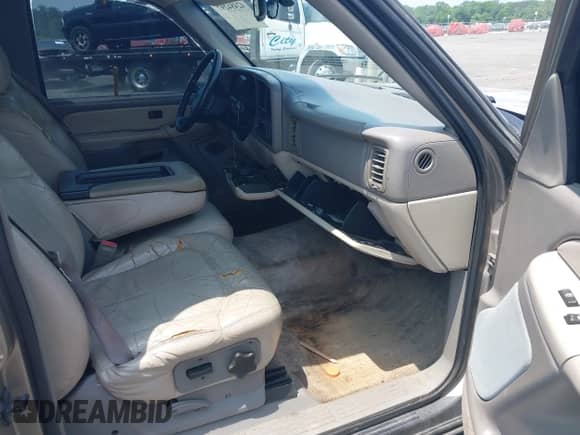 2000 Chevrolet Tahoe LS z VIN 1GNEK13T3YJ133246, wystawiony jako IAAI lot #42484297 z przebiegiem 314 628 mil mil oraz . Historia ofert i sprzedaży dostępna na DreamBid. Obrazek 5.