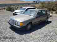 1988 Mercedes-Benz 300 E z VIN WDBEA30D0JA625371, wystawiony jako Copart lot #65879275 z przebiegiem 64 811 mil mil oraz Czysty tytuł • Clean title. Historia ofert i sprzedaży dostępna na DreamBid. Obrazek 1.