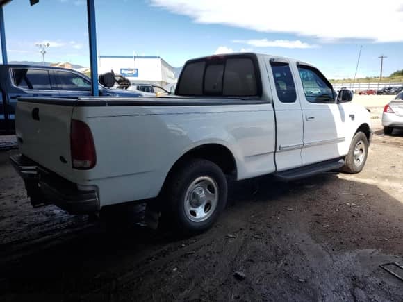 2000 Ford F-150 XL z VIN 1FTRX17L7YNB93206, wystawiony jako Copart lot #70413045 z przebiegiem 386 558 mil mil oraz Szkoda całkowita • Salvage title. Historia ofert i sprzedaży dostępna na DreamBid. Obrazek 3.