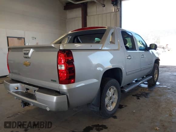 2011 Chevrolet Avalanche LT z VIN 3GNTKFE38BG152689, wystawiony jako IAAI lot #42039877 z przebiegiem 138 430 mil mil oraz . Historia ofert i sprzedaży dostępna na DreamBid. Obrazek 4.