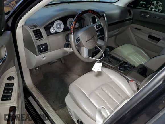 2010 Chrysler 300 C Hemi с VIN 2C3CA6CT7AH126523, выставлен на аукционе Copart как лот 69463335 с пробегом Не указан миль и Чистый • Clean title. История ставок и продаж доступна на DreamBid. Изображение 8.