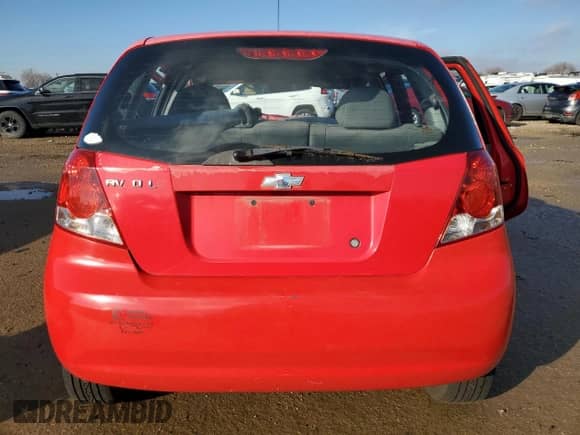 2005 Chevrolet Aveo LS z VIN KL1TD62655B453362, wystawiony jako Copart lot #85135084 z przebiegiem Nie podano mil oraz Szkoda całkowita • Salvage title. Historia ofert i sprzedaży dostępna na DreamBid. Obrazek 6.