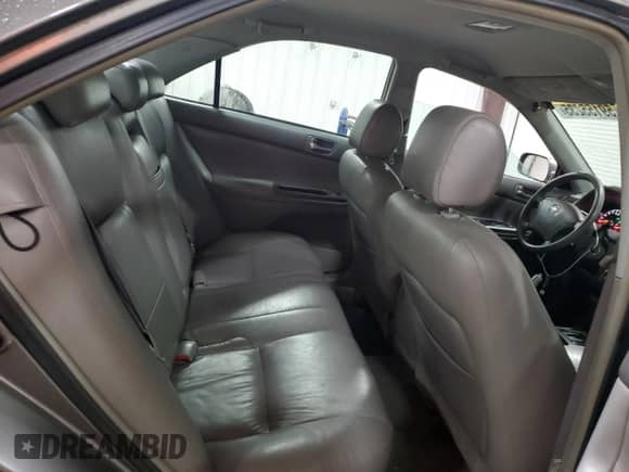 2005 Toyota Camry LE z VIN 4T1BE30K05U950190, wystawiony jako Copart lot #59155235 z przebiegiem 235 964 mil mil oraz Szkoda całkowita • Salvage title. Historia ofert i sprzedaży dostępna na DreamBid. Obrazek 10.