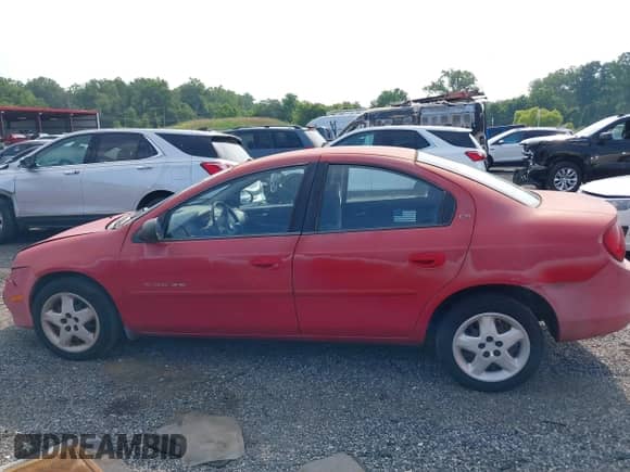 2000 Dodge Neon Highline z VIN 1B3ES46C7YD619712, wystawiony jako IAAI lot #40010160 z przebiegiem 135 043 mil mil oraz . Historia ofert i sprzedaży dostępna na DreamBid. Obrazek 14.