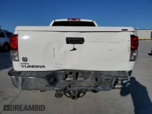 2012 Toyota Tundra z VIN 5TFRM5F13CX040352, wystawiony jako Copart lot #82679795 z przebiegiem 131 423 mil mil oraz Szkoda całkowita • Salvage title. Historia ofert i sprzedaży dostępna na DreamBid. Obrazek 6.