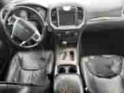 2011 Chrysler 300 C z VIN 2C3CA6CT6BH522993, wystawiony jako Copart lot #86482524 z przebiegiem 226 108 mil mil oraz Szkoda całkowita • Salvage title. Historia ofert i sprzedaży dostępna na DreamBid. Obrazek 8.